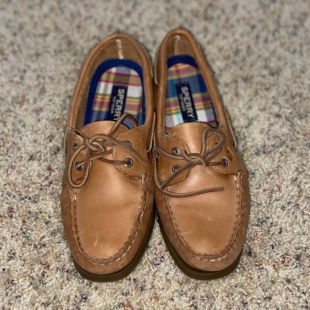 LIGHTLY WORN sperrys